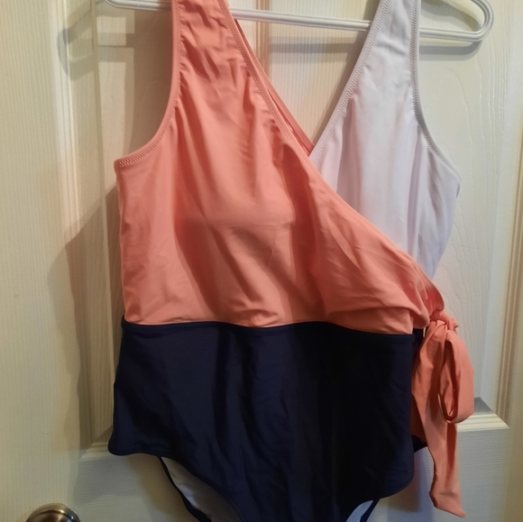 NWT One-piece Swimsuit Cupshe - Picture 3 of 9